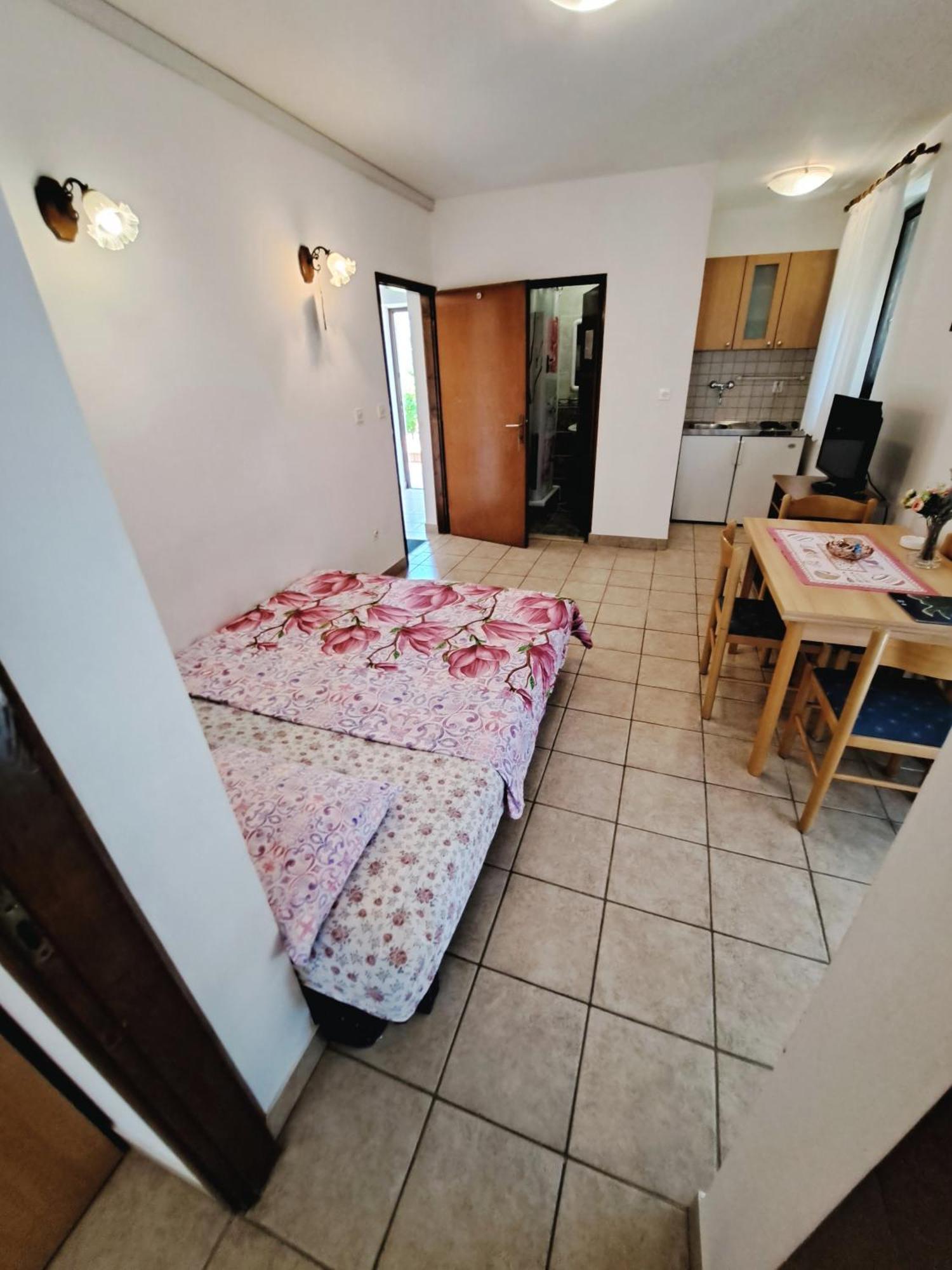 Apartments 1000 Flowers Stari Grad  Chambre photo