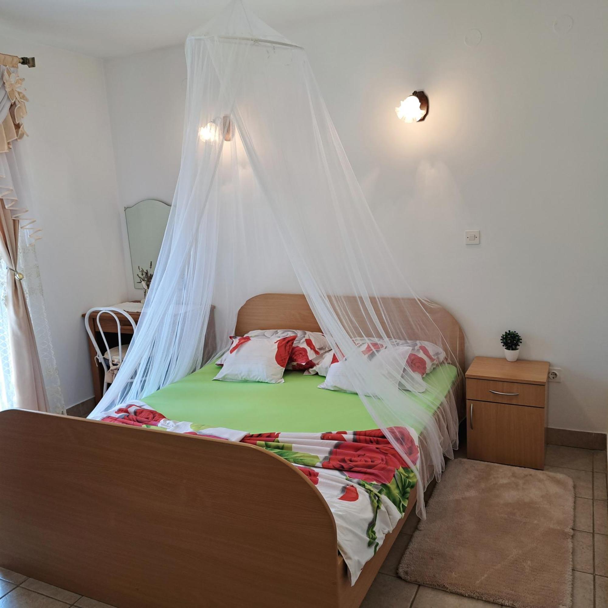 Apartments 1000 Flowers Stari Grad  Chambre photo
